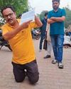 घुटनों पर चलकर जनसुनवाई में आवेदन देने पहुंचे व्यापारी सड़क निर्माण का कार्य अधूरा होने से हो रही परेशानी7