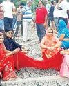 मारुति नगर में रेलवे क्रॉसिंग पर अंडरब्रिज की मांग को लेकर रेलवे ट्रैक पर महिलाओं का धरना, रोकी गाडियां0