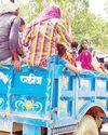 नियमों को ठेंगा दिखा मालवाहक वाहन पर ढो रहे सवारियां नियमों को ठेंगा दिखा मालवाहक वाहन पर ढो रहे सवारियां