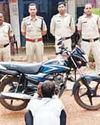 पुलिस की पकड़ में आया बदमाश, झाड़ियों में छिपा रखी थी चोरी की बाइक, बरामद13