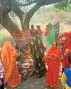 वट वृक्ष के नीचे महिलाओं ने की अपने पतियों की लंबी उम्र की कामना10