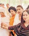फर्जी रिपोर्ट लिखाने वालों के विरुद्ध उचित कार्यवाही किये जाने किन्नरों ने कलेक्टर को सौंपा ज्ञापन8