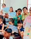 विप्र फाउंडेशन की महिलाओं ने बच्चों को पिलाया शरबत13