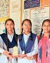 पूर्व छात्राओं ने पुरस्कृत ट्रॉफी स्कूल को समर्पित किया18