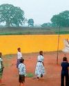 बच्चियों में दिखा व्हालीबॉल का जूनन, साड़ी का बनाया नेट8