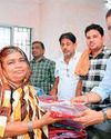 पालिका ने स्वच्छता कर्मियों को बांटे रेनकोट21