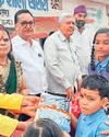 प्रवेशोत्सव पर बच्चों को केला और सेवई वितरित6