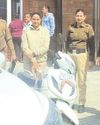 मनचलों पर पुलिस की पैनी नजर, सार्वजनिक स्थानों पर हुड़दंगबाजी करने वाले मनचलों की खैर नहीं मनचलों पर पुलिस की पैनी नजर, सार्वजनिक स्थानों पर हुड़दंगबाजी करने वाले मनचलों की खैर नहीं