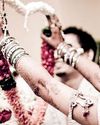 शादी में दुल्हन ही पहनाती है पहले वरमाला, इसके पीछे छिपे हैं शुभ व आध्यात्मिक संकेत शादी में दुल्हन ही पहनाती है पहले वरमाला, इसके पीछे छिपे हैं शुभ व आध्यात्मिक संकेत8