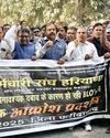 कर्मियों ने एसआईआर में दबाव के चलते बीएलओ की मौत के खिलाफ किया आक्रोश प्रदर्शन29