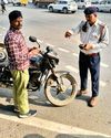 नियमों का उल्लंघन करने पर काटे जा रहे चालान नियमों का उल्लंघन करने पर काटे जा रहे चालान35