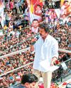 अभिनेता विजय की रैली में फिर भीड़ बेकाबू, बैरिकेड फांदकर घुसे युवक-युवतियां अभिनेता विजय की रैली में फिर भीड़ बेकाबू, बैरिकेड फांदकर घुसे युवक-युवतियां35