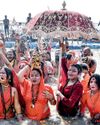 मौनी अमावस्याः 3.85 करोड़ ने किया स्नान, श्रद्धालुओं पर फूल बरसाए4