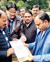 निगम सफाई कर्मचारियों ने कर्मचारियों की वार्डबंदी के खिलाफ प्रदर्शन कर निगमायुक्त को सौंपा ज्ञापन37