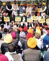 दलित और मेहनतकश का मजाक उड़ाने पर कांग्रेस के खिलाफ बैंड-बाजा लेकर "आप" का जोरदार प्रदर्शन दलित और मेहनतकश का मजाक उड़ाने पर कांग्रेस के खिलाफ बैंड-बाजा लेकर "आप" का जोरदार प्रदर्शन25