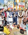 आम आदमी पार्टी ने देशभगत यूनिवर्सिटी के बाहर हरियाणा के मुख्यमंत्री के खिलाफ किया प्रदर्शन15
