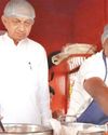श्रमिक अन्नपूर्णा योजना केंद्र पहुंचे मंत्री कुंवरजी बावलिया, खुद परोसा भोजन38
