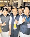 उसी को जीने का हक है इस जमाने में, इधर का लगता रहे और उधर का हो जाए उसी को जीने का हक है इस जमाने में, इधर का लगता रहे और उधर का हो जाए25