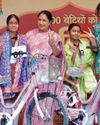 साइकिल पाकर छलके छात्राओं के आंसू, रेखा बोलीं: बेटियां देवी स्वरूप5