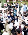 जम्मू-कश्मीर विधानसभा में भाजपा-कांग्रेस के विधायकों में हुई हाथापाई जम्मू-कश्मीर विधानसभा में भाजपा-कांग्रेस के विधायकों में हुई हाथापाई1