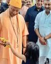 योगी को कानपुर की बच्ची ने बुलडोजर टॉय दिया योगी को कानपुर की बच्ची ने बुलडोजर टॉय दिया25