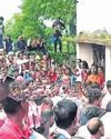 Farmers block NH, flee with urea bags27