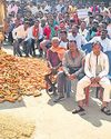 Farmers stage protest over delay in opening of mandis11
