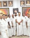 அரக்கோணம் மேற்கு ஒன்றிய திமுக பொறுப்பாளர்கள் அமைச்சர் ஆர்.காந்தியிடம் வாழ்த்து பெற்றார் அரக்கோணம் மேற்கு ஒன்றிய திமுக பொறுப்பாளர்கள் அமைச்சர் ஆர்.காந்தியிடம் வாழ்த்து பெற்றார்