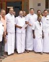 தஞ்சாவூர் தமிழ் பல்கலைக்கழகத்திற்கு மாமன்னன் ராஜராஜ சோழன் பெயரை சூட்ட வேண்டும் என அமமுகவினர் ஆட்சியரிடம் மனு தஞ்சாவூர் தமிழ் பல்கலைக்கழகத்திற்கு மாமன்னன் ராஜராஜ சோழன் பெயரை சூட்ட வேண்டும் என அமமுகவினர் ஆட்சியரிடம் மனு