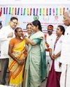 சேலம் அரசு மோகன் குமாரமங்கலம் மருத்துவக் கல்லூரி மருத்துவமனையில் மாவட்ட ஆட்சித்தலைவர் டாக்டர் இரா.பிருந்தாதேவி, முதலமைச்சரின் விரிவான மருத்துவக்காப்பீட்டு திட்டத்தின் கீழ் காதொலிக் கருவிகளை வழங்கி தகவல்