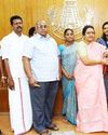 மதுரை மாநகராட்சி அறிஞர் அண்ணா மாளிகையில் 10 மற்றும் 11 ஆம் வகுப்பு பொதுத்தேர்வில் அதிக மதிப்பெண்கள் பெற்று முதல் மூன்று இடம் பெற்ற மாணவ, மாணவிகளுக்கு மேயர் பாராட்டி பரிசுகளை வழங்கினார் மதுரை மாநகராட்சி அறிஞர் அண்ணா மாளிகையில் 10 மற்றும் 11 ஆம் வகுப்பு பொதுத்தேர்வில் அதிக மதிப்பெண்கள் பெற்று முதல் மூன்று இடம் பெற்ற மாணவ, மாணவிகளுக்கு மேயர் பாராட்டி பரிசுகளை வழங்கினார்
