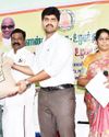 திருவள்ளூர் மாவட்டம், வெள்ளியூர் கிராமத்தில் நடைபெற்ற நிகழ்வில் மாவட்ட ஆட்சித் தலைவர் விவசாயிகளுக்கு நலத்திட்ட உதவிகள் வழங்கினார்16