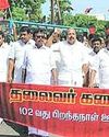 தஞ்சாவூரில் 102 வது பிறந்த நாளையொட்டி கருணாநிதி சிலைக்கு திமுகவினர் மாலை அணிவிப்பு15