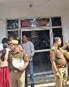 दो पुलिसकर्मियों समेत तीन आरोपितों को पकड़ने पर दिल्ली और ललितपुर की पुलिस में ठनी दो पुलिसकर्मियों समेत तीन आरोपितों को पकड़ने पर दिल्ली और ललितपुर की पुलिस में ठनी8