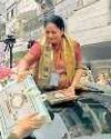 सीएम की झलक पाने को बेताब दिखे लोग सीएम की झलक पाने को बेताब दिखे लोग1