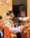 विधायक ने हटाए 'मकान बिकाऊ है' के पोस्टर विधायक ने हटाए 'मकान बिकाऊ है' के पोस्टर11