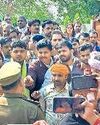 पत्रकार हत्याकांड में चार लेखपाल सहित 12 हिरासत में, जांच जारी पत्रकार हत्याकांड में चार लेखपाल सहित 12 हिरासत में, जांच जारी5