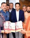 जेएनयू की प्रोफेसर ने यूपी के मुख्यमंत्री को भेंट की पुस्तक जेएनयू की प्रोफेसर ने यूपी के मुख्यमंत्री को भेंट की पुस्तक60