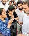 शुभम की पत्नी से मिले राहुल गांधी, बोले- मेरी दादी होतीं तो देश जवाब दे चुका होता31