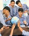 विषयों को बारीकी से सीख रहे विद्यार्थी80