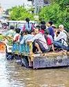 बेंगलुरु में बारिश का कहर, सड़कों पर चली नाव62