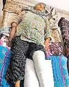 घर के बाहर खड़ी बुजुर्ग पर सांड ने किया हमला, घुटना व टखना टूटा21