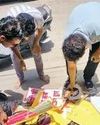 सोनम की सलामती के लिए कर रहे थे प्रार्थना, फिर जला डाले उसके फोटो31