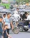 मेट्रो और रेलवे स्टेशनों के बाहर ई-रिक्शा की वजह से लगता है जाम, यात्री होते हैं परेशान80