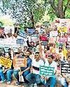 डीपीएस के खिलाफ अभिभावकों का प्रदर्शन75