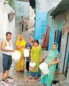 बदरपुर इलाके में पीने का पानी भरने के लिए रात भर जागने को मजबूर हैं लोग89
