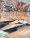 ब्रजघाट में साइड स्लैब क्षतिग्रस्त, जमीन धंसी, आरती स्थल के पास मची भगदड़84
