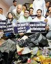 आप पार्षदों ने महापौर कार्यालय में डाला कूड़ा, नगर निगम ने किया पलटवार80