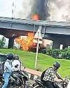 फ्लाइओवर से नीचे गिरा कंटेनर, लगी आग35