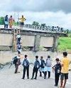 बरसात में टूटे पुल पर खतरों भरी चढ़ाई, फिर करने जा रहे पढ़ाई बरसात में टूटे पुल पर खतरों भरी चढ़ाई, फिर करने जा रहे पढ़ाई65